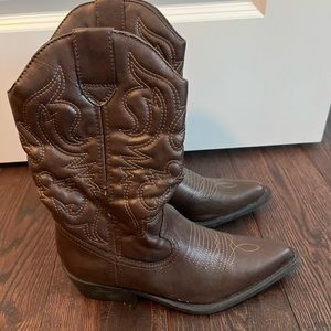 Rampage boots 5.5 has a few scratches